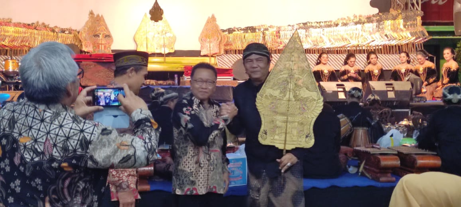 GUNUNGAN: Ki Gandung Ngadino, M.Pd, Ketua Harian Majelis Luhur Tamansiswa  (tengah) didampingi Ki Suradiyana, Ketua Perguruan Tamansiswa Cabang Mojokerto memberikan gunungan kepada Dalang Ki Eko