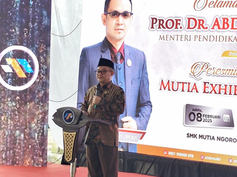 TETAP BERJALAN: &nbsp;Mendikdasmen Abdul Mu&rsquo;ti saat menghadiri peresmian gedung baru di SMK Mutia Ngoro, Sabtu (8/2) lalu.