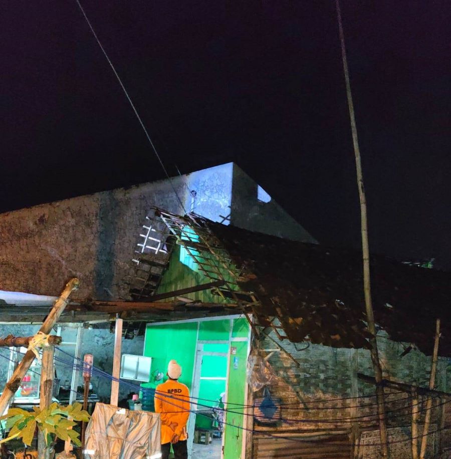 RUSAK: Kondisi rumah warga Kecamatan Kemlagi usai diterjang angin kencang, Sabtu (8/2).