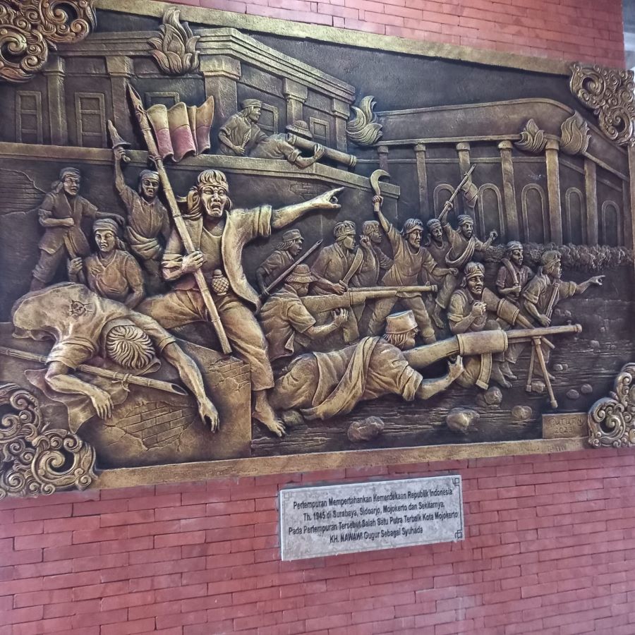 PERJALANAN SEJARAH: Relief di Alun-Alun Kota Mojokerto yang menggambarkan suasana Mojokerto dari masa ke masa.