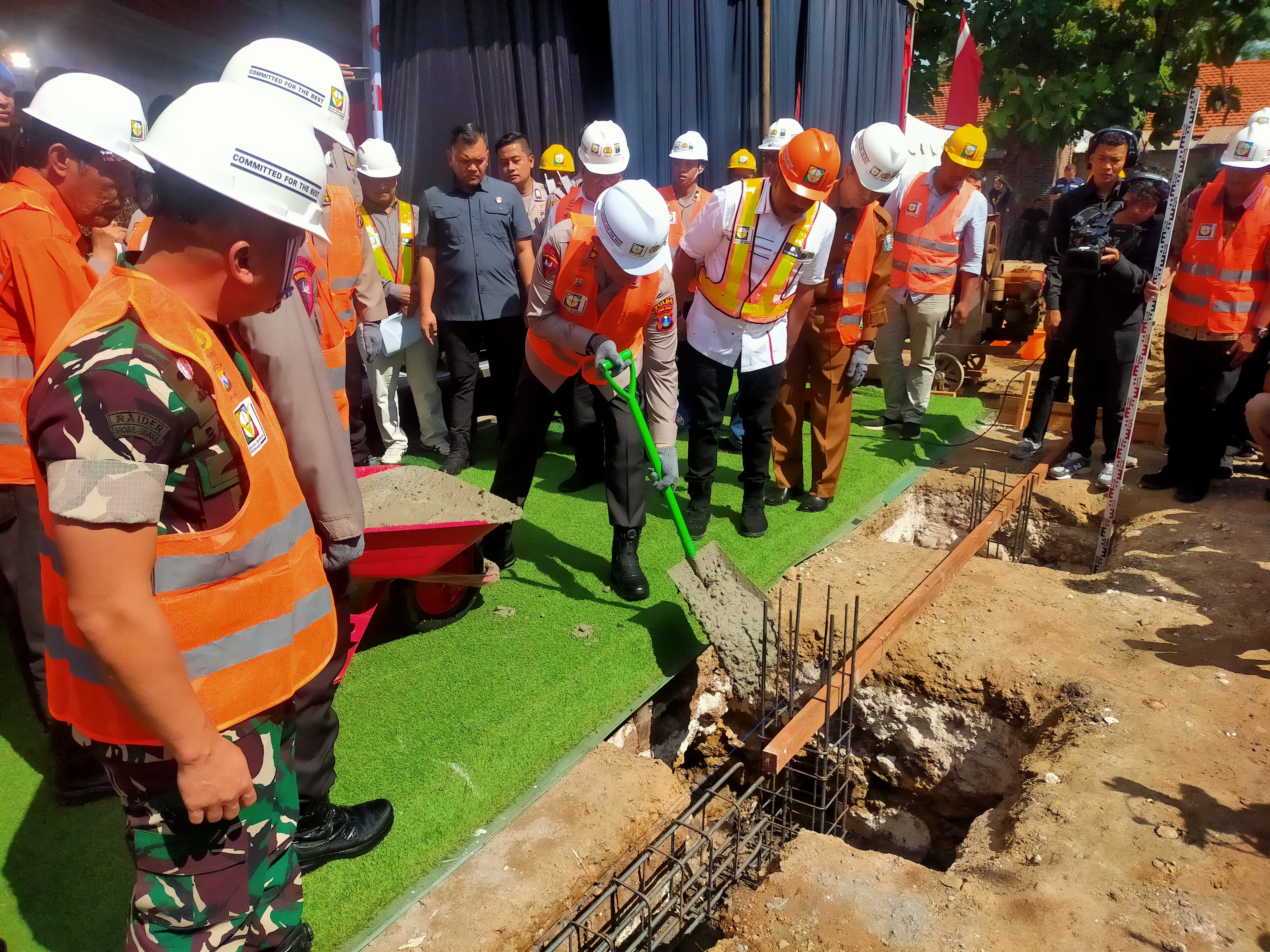 SIMBOLIS: Kapolda Jatim Irjen Imam Sugianto meletakkan fondasi pertama dalam kegiatan ground breaking di kompleks Aspol SPN, Desa Puloniti, Kecaatan Bangsal, Kabupaten Mojokerto, Kamis (13/2)