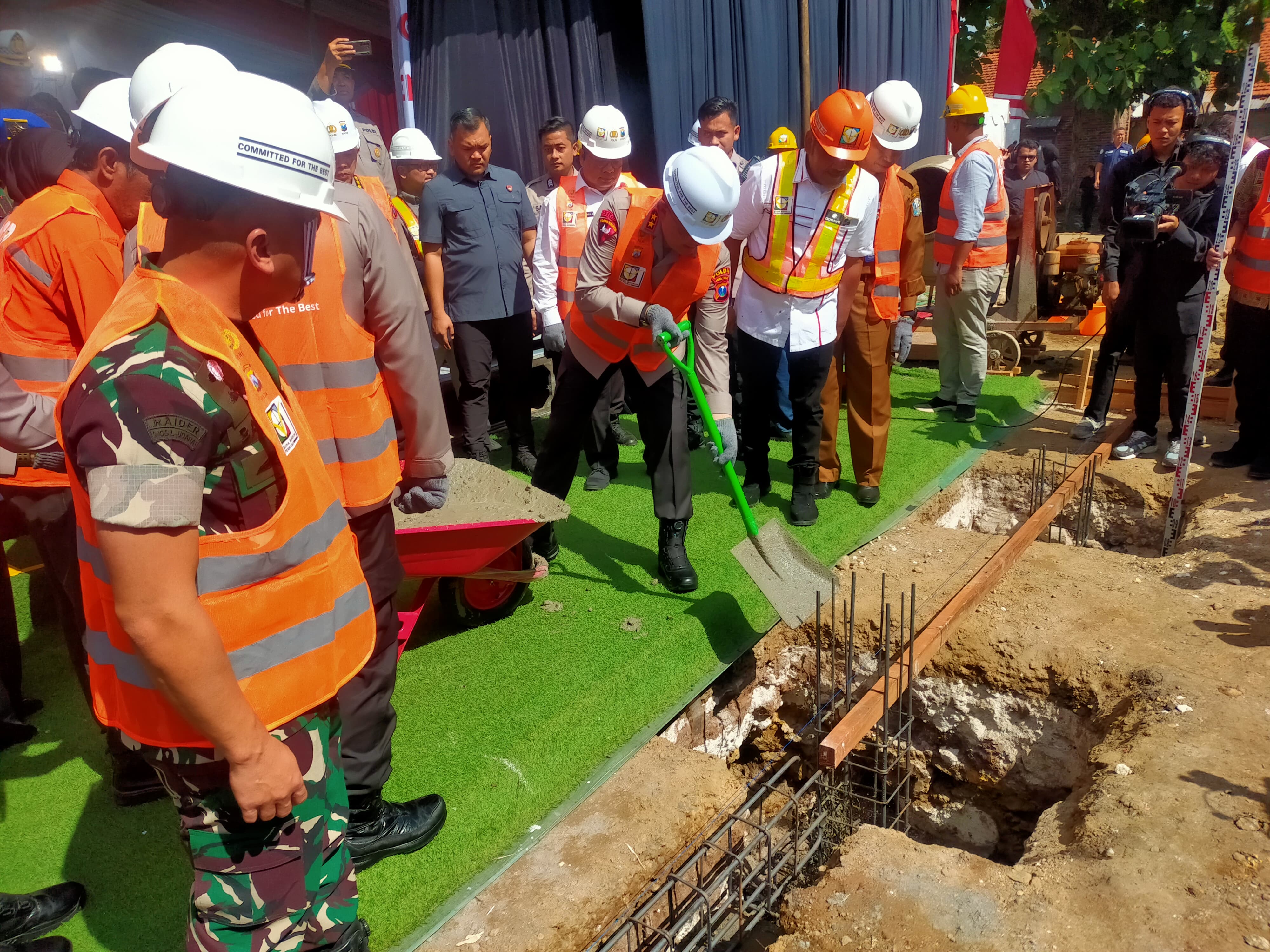 Kapolda Jatim Irjen Imam Sugianto meresmikan pembangunan dapur Satuan Pelayanan Pemenuhan Gizi (SPPG) Polda Jatim di kompleks Aspol SPN, Kecamatan Bangsal, Kabupaten Mojokerto, Kamis (13/2).