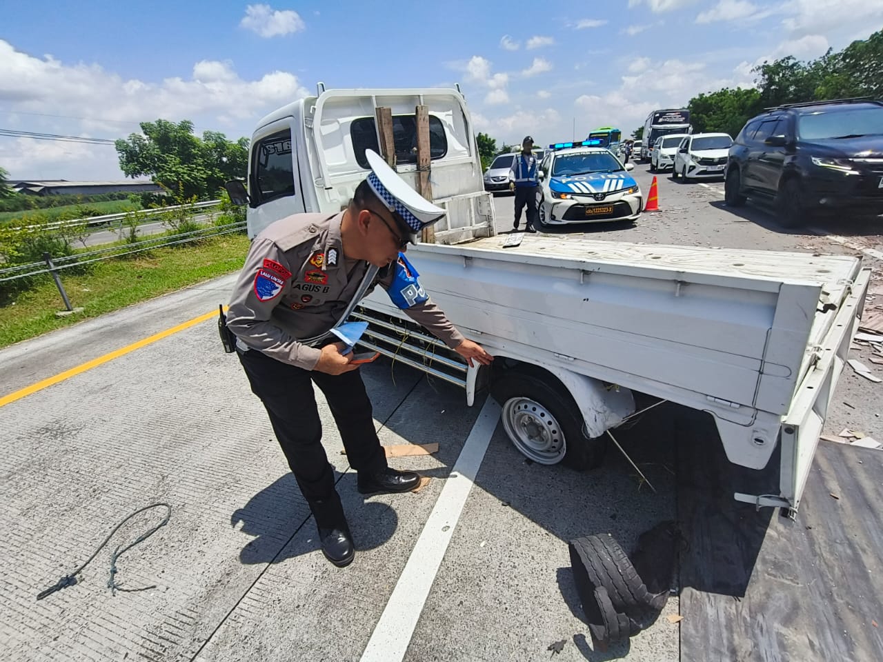 TERCECER: Petugas Unit 3 PJR Ditlantas Polda Jatim membersihkan puing keramik muatan pikap yang kecelakaan di KM 715 Tol Sumo, Desa Mojolebak, Kecamatan Jetis, Kabupaten Mojokerto, Kamis (13