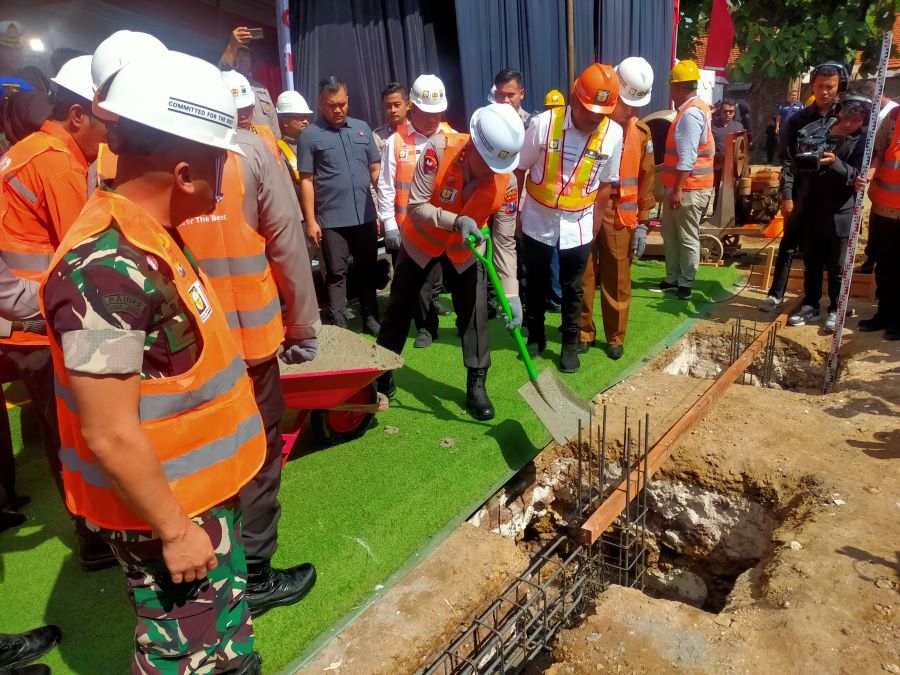 PEMBANGUNAN: Kapolda Jatim Irjen Imam Sugianto melakukan peletakan fondasi pertama dalam kegiatan ground breaking di kompleks Aspol SPN Polda Jatim, Desa Puloniti, Kecamatan Bangsal,Mojokerto.