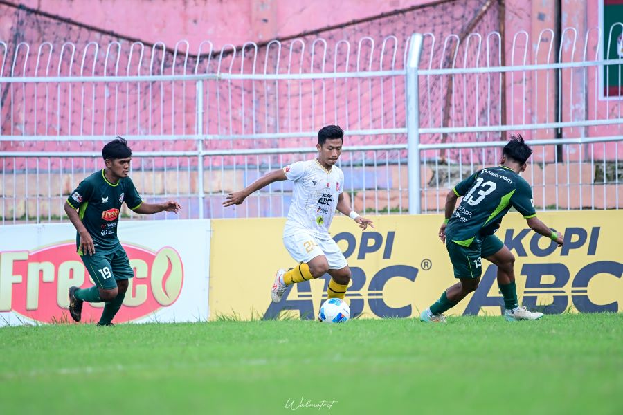 KETAT: Pemain PS Mojokerto Putra ditempel pemain Mitra Surabaya di laga kedua babak 8 besar Liga 4 zona Jatim di Stdaion Ketonggo, Ngawi, Kamis (13/2).