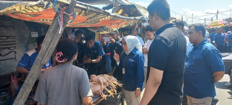 DIPANTAU: Satgas Pangan Kota Mojokerto melakukan sidak ke pedagang bahan pokok di Pasar Tanjung Anyar, kemarin.