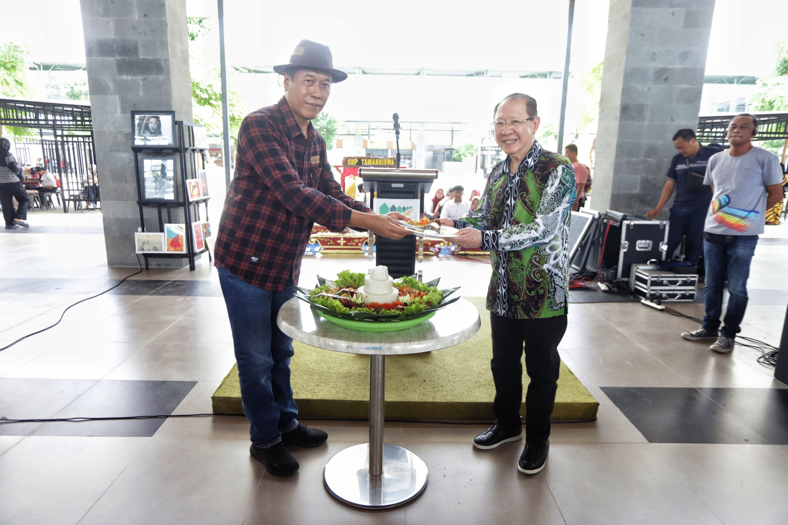 KERJA SAMA: Direktur JPRM M. Nur Kholis menyerahkan potongan tumpeng kepada owner Pasar Semeru Rudyanto.
