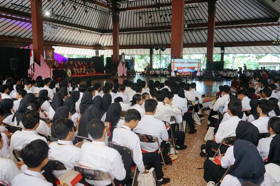 SENI KREASI: Mahasiswa menjalani perkuliahan dengan nuansa kreatif dan bernilai seni.