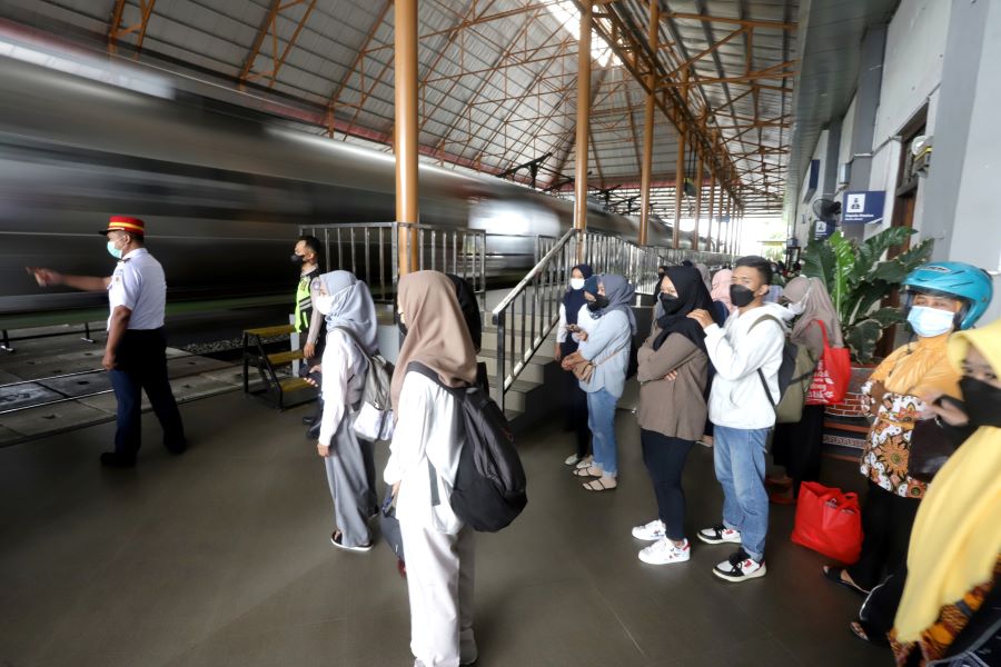 DIMINATI: Suasana penumpang kereta api di Stasiun Mojokerto. Pembelian tiket mudik dan arus balik Lebaran 2025 sudah dibuka.