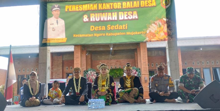 TRADISIONAL: Kades Sedati Muhammad Alwi Yusril Sukamto bersama jajaran Forkopimca Ngoro saat menggelar ruwah desa dengan berpakaian adat khas Majapahitan.