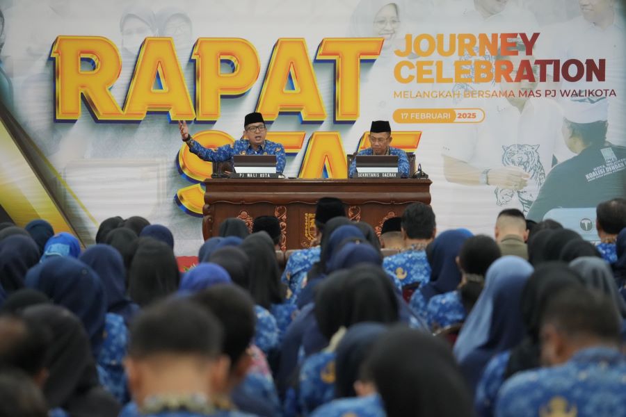PEMUNGKAS: Pj Wali Kota Mojokerto Moh. Ali Kuncoro saat memimpin rapat staf dengan seluruh jajaran pejabat sekaligus mengucapkan perpisahan jelang berakhirnya masa jabatan pada 20 Februari 2025 nanti.