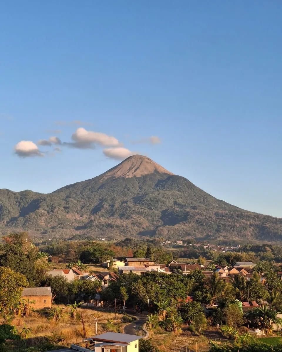 DIBUKA LAGI: Kunjungan wisata pendakian Gunung Penanggungan di Kecamatan Trawas, Kabupaten Mojokerto, masih sepi akibat terimbas cuaca buruk.