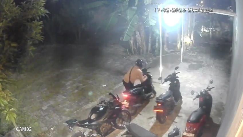 HITUNGAN DETIK: Rekaman CCTV menunjukkan pelaku saat mencuri motor milik pengunjung kafe di Jalan Suromurukan, Kelurahan Surodinawan, Kecamatan Prajurit Kulon, Senin (17/2) malam.