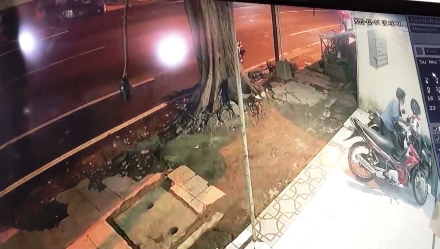 BERAKSI: Aksi pelaku pencurian terekam CCTV klinik saat membobol kunci motor di klinik gigik Jalan Airlangga, Kelurahan Kauman, Kecamatan Mojosari, Jumat (14/2).