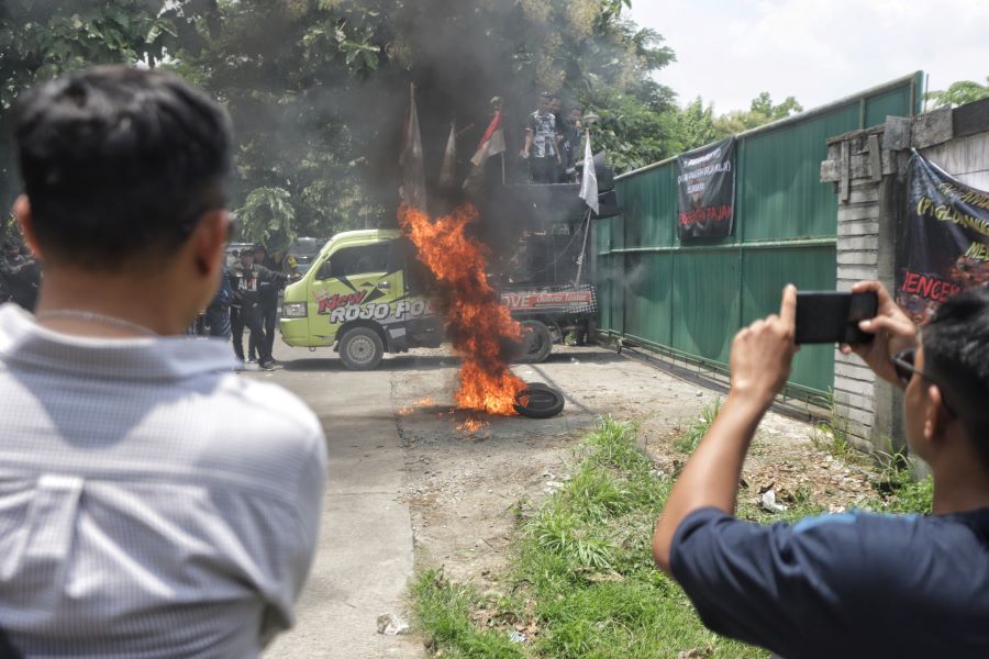 PROTES: Pedemo membakar ban di depan pabrik pengolah baja di Jalan Raya Desa Temuireng, Kecamatan Dawarblandong, kemarin (19/2).