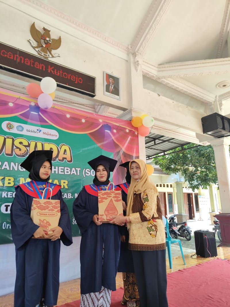 TERBAIK: Para wisudawan terbaik sekolah orang tua hebat (SOTH) Desa Gedangan, Kecamatan Kutorejo mendapatkan hadiah dari pihak Kecamatan Kutorejo.