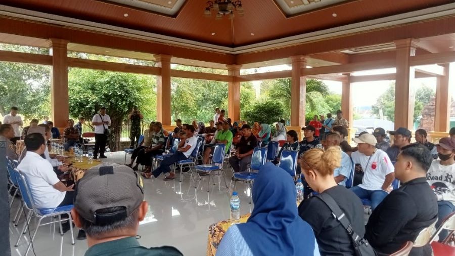 BERLARUT: Warga beraudiensi dengan pengelola pabrik bersama pemerintah di Balai Desa Sidorejo, Kecamatan Jetis, kemarin (19/2).