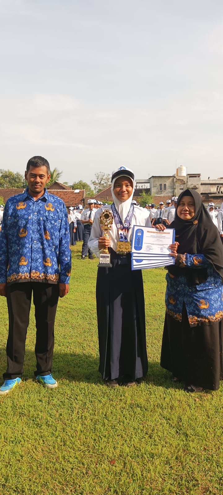 DISERAHKAN: Kepala SMPN 1 Dlanggu Andry Isweliyah memberikan apresiasi pada siswa berprestasi di kejuaraan renang, Senin (17/2) lalu.