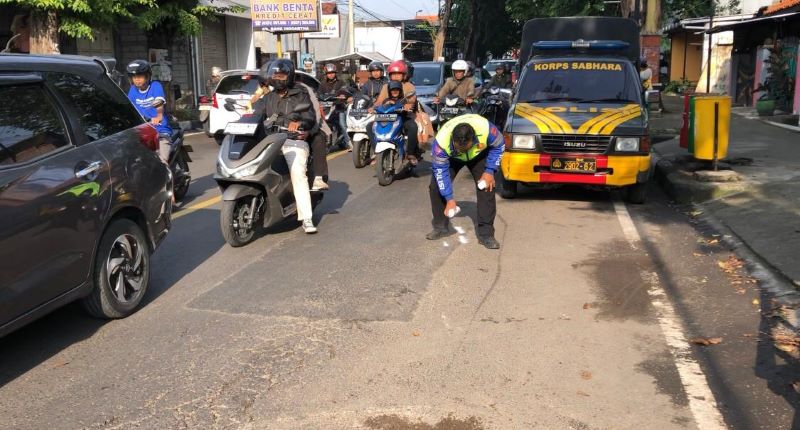 DISELIDIKI: Petugas Unitlaka Satlantas Polres Mojokerto melakukan olah TKP kecelakaan di Jalan Brawijaya, Desa Tunggalpager, Kecamatan Pungging, kemarin (21/2).