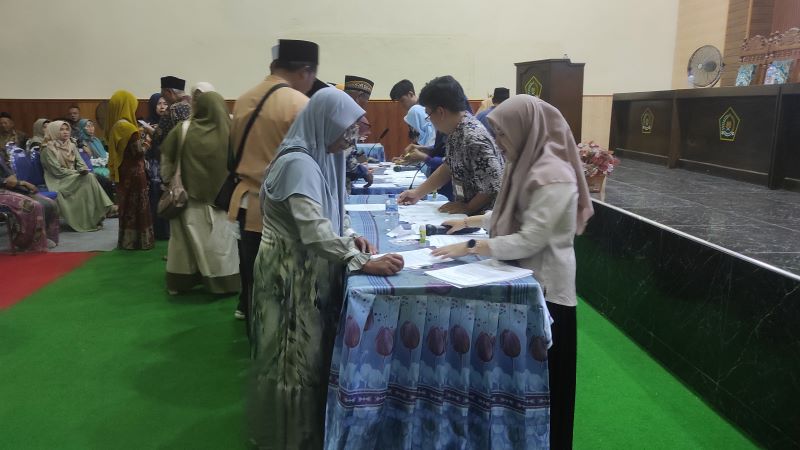 MENGANTRE: Petugas Kemenag Kabupaten Mojokerto mendata CJH cadangan saat sosialisasi keberangkatan dan pelunasan bipih di aula Kemenag Kabupaten Mojokerto, kemarin (21/2).