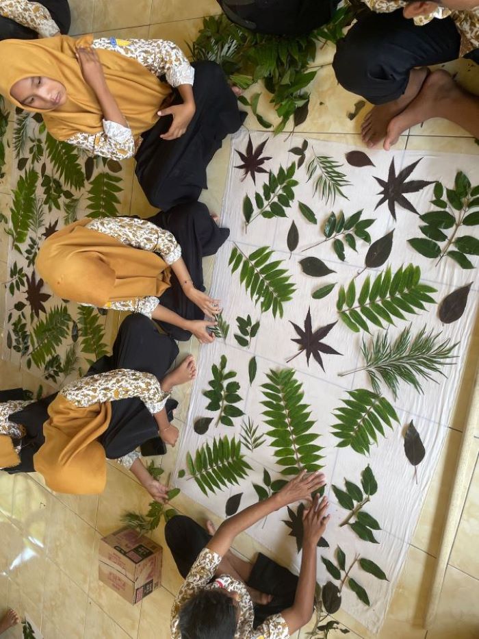BAHAN ALAMI: Siswa SMPN 2 Dawarblandong membuat karya kain batik motif ecoprint dengan memanfaatkan tanaman yang ada di lingkungan sekolah.