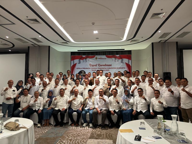 KOMPAK: Bupati dan wakil bupati Mojokerto Muhammad Albarraa-dr Muhammad Rizal Octavian bersama jajaran perangkat daerah usai pelantikan, di Yogyakarta, Kamis (20/2) malam.