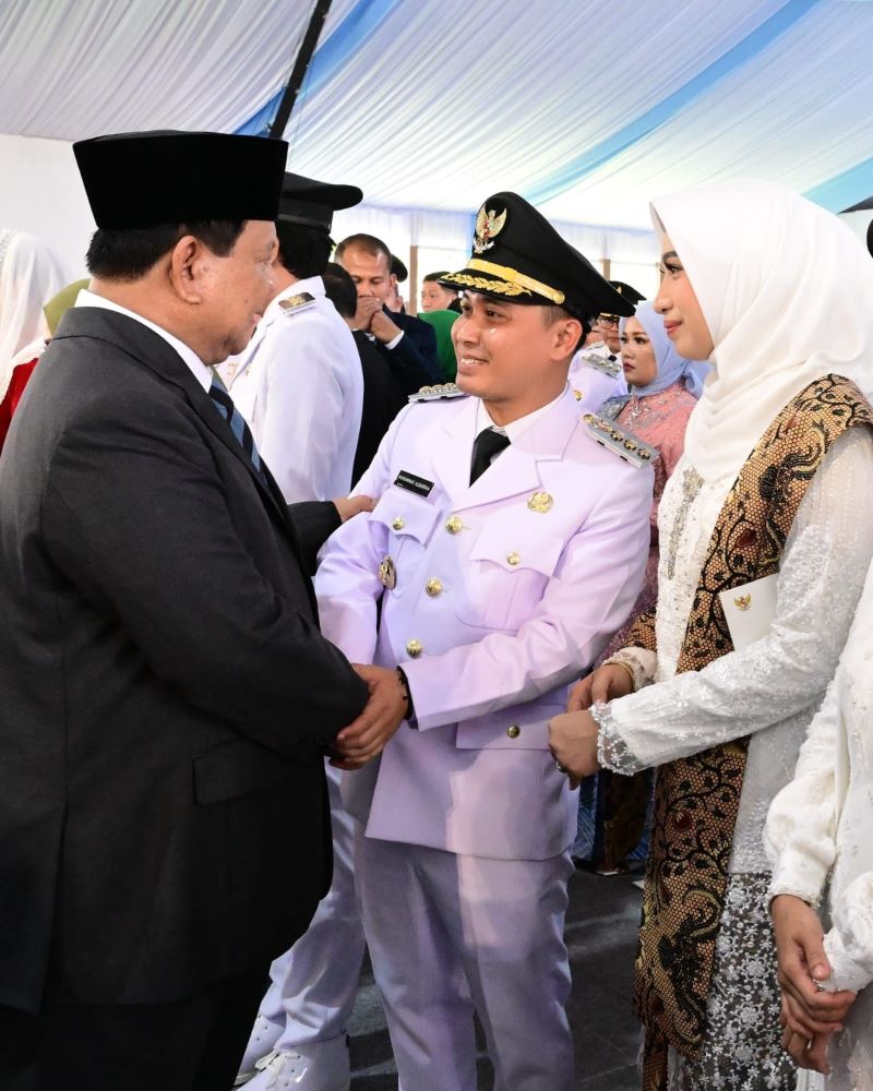 MOMEN BERSEJARAH: Presiden Prabowo Subianto memberi selamat kepada Muhammad Albarraa didampingi sang istri Ning Shofiya Hanak Albarraa usai pelantikan, di Istana Negara, Jakarta, Kamis (20/2).