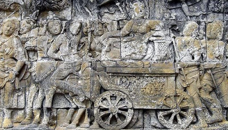 DITARIK HEWAN: Relief Lalitavistara di dinding Candi Borobudur, Magelang, menunjukkan ibunda Sidharta Gautama, Ratu Maya, menaiki kereta kuda.