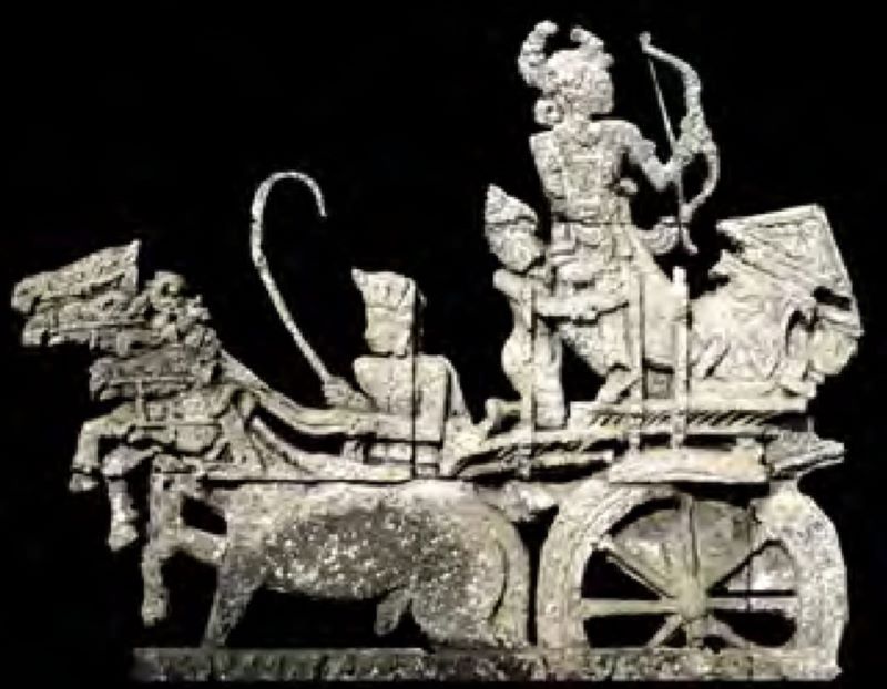 TUNGGANGAN RAJA: Kereta yang ditarik empat kuda pada relief Candi Penataran, Kabupaten Blitar.