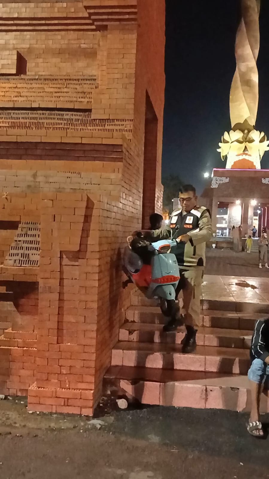 DITERTIBKAN: Petugas Satpol PP Kota Mojokerto mengangkut skuter dan motor mainan yang disewakan di Alun-Alun Wiraraja, Sabtu (22/2) malam.