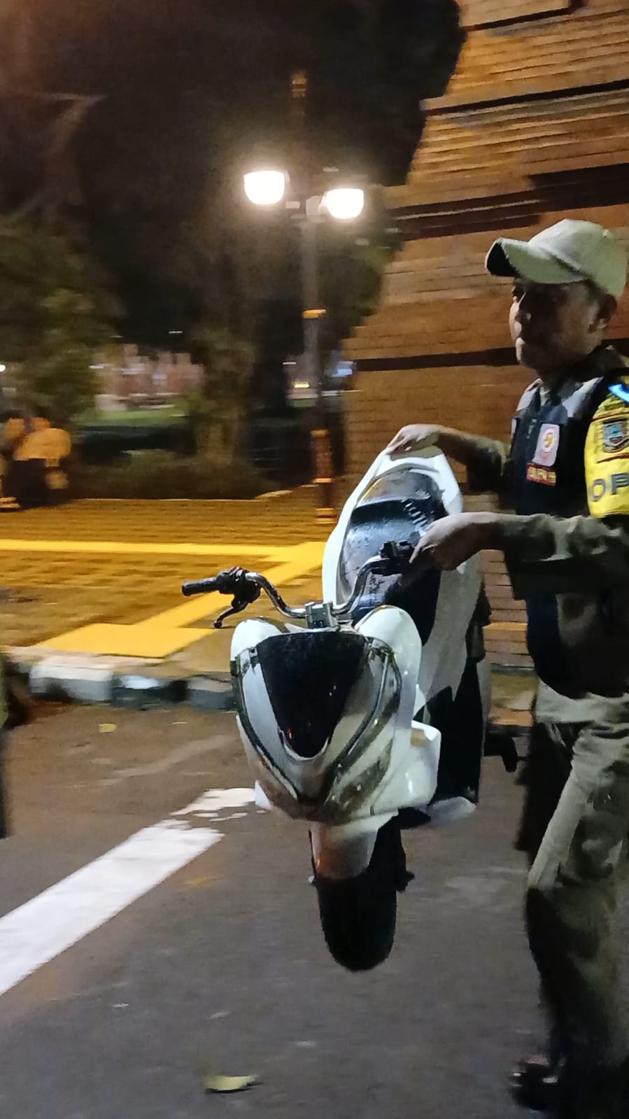 DITERTIBKAN: Petugas Satpol PP Kota Mojokerto mengangkut skuter dan motor mainan yang disewakan di Alun-Alun Wiraraja, Sabtu (22/2) malam.