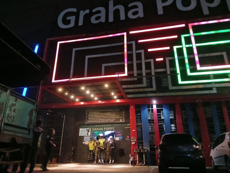 DIMINTA LIBUR: Petugas gabungan melakukan sosialisasi kebijakan selama Ramadan di tempat karaoke Graha Poppy, Sabtu (22/2) malam.