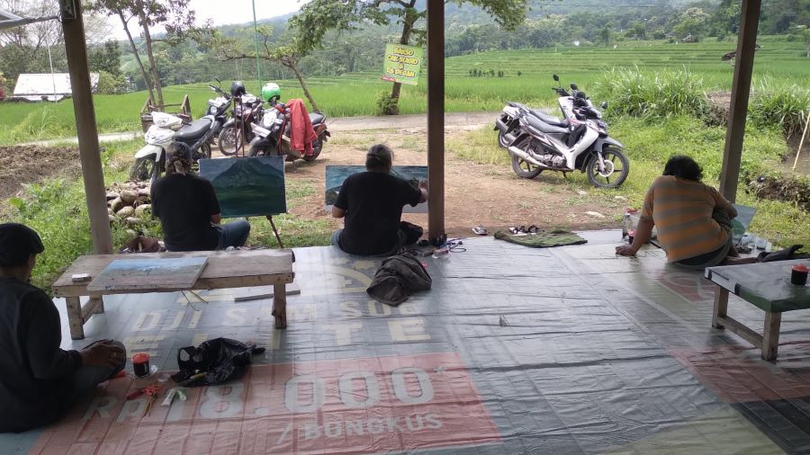 BERKARYA: Kelompok Pelukis STW menggelar OTS dengan objek Gunung Penanggungan di Desa Seloliman, Kecamatan Trawas, kemarin.