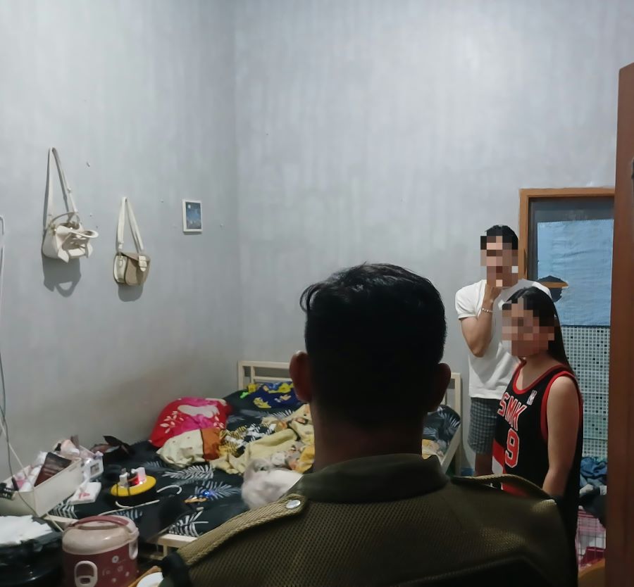 SEMPAT BERKELIT: Petugas Satpol PP Kota Mojokerto mendapati sepasang kekasih tinggal sekamar saat razia, Sabtu (22/2) malam.