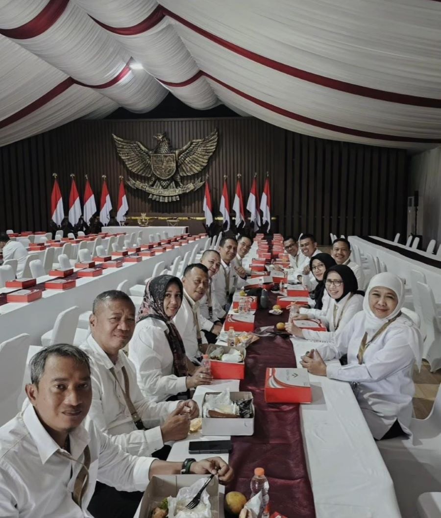 KEBERSAMAAN: Wali Kota Mojokerto Ika Puspitasari bersama kepala daerah lainnya saat makan siang bareng Gubernur Jawa Timur Khofifah Indar Parawansa di tengah kegiatan retreat di Akmil Magelang.