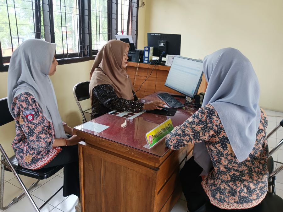KIAN BANYAK: Salah satu siswa SMAN 1 Mojosari tengah berkonsultasi dengan guru BK terkait SNPMB, beberapa waktu lalu.
