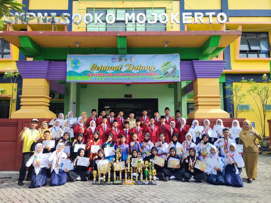 GEMILANG: Siswa SMPN 1 Sooko mendapatkan apresiasi dari guru dan kepala usai membawa pulang kejuaraan di berbagai jenis lomba.