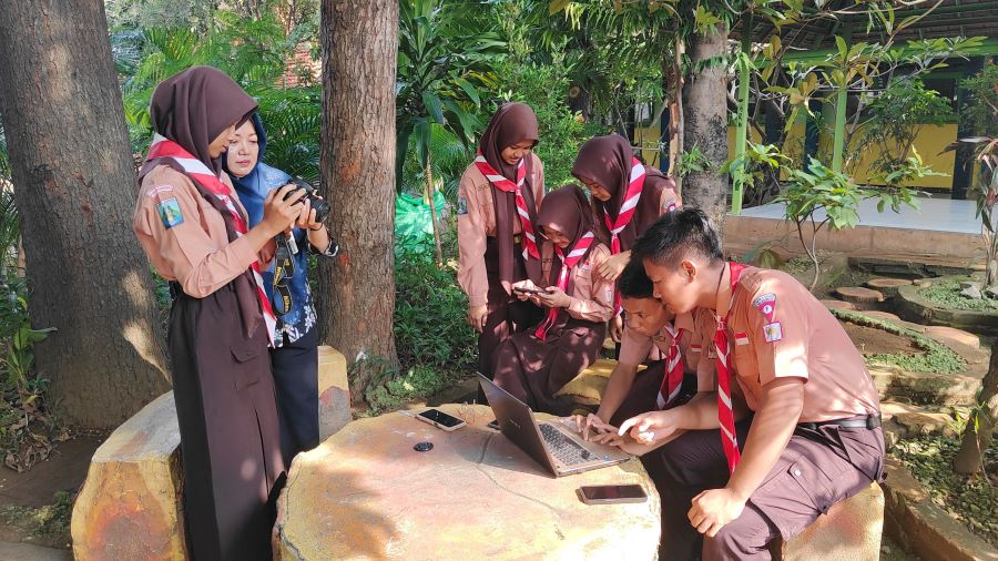 RINDANG: Salah satu kegiatan pembelajaran di luar kelas yang dilaksanakan siswa kelas IX.