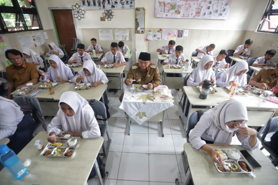PERDANA: Wakil Wali Kota Mojokerto Rachman Sidharta Arisandi saat mendampingi peserta didik menikmati makan bergizi gratis di SMPN 9 Mojokerto, kemarin (24/2).