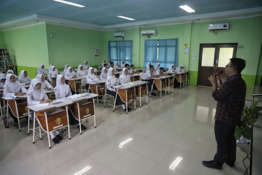 MENGENYAM ILMU: Siswa SMPN 1 Sooko menyimak paparan materi jurnalistik yang disampaikan tim JPRM dalam road show Jurnalis Mengajar, kemarin (24/2).