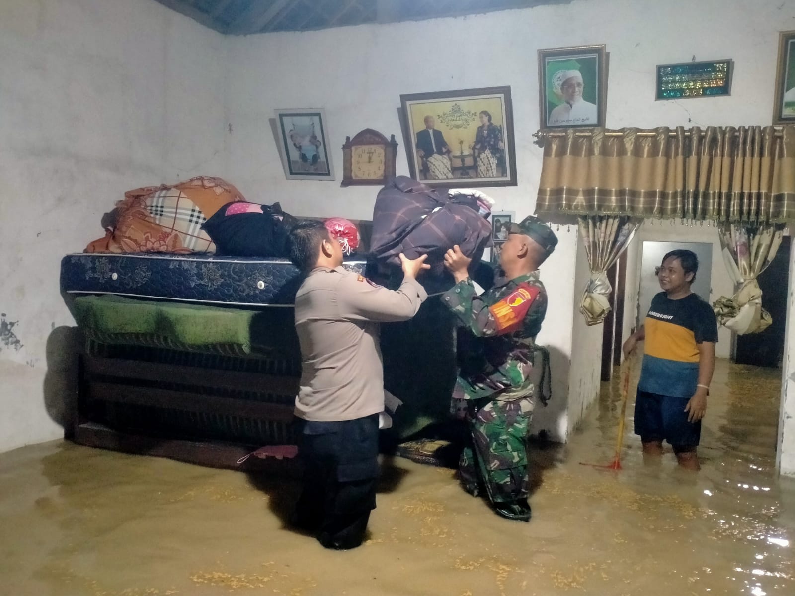 TERENDAM: Banjir luapan Kali Lamong di Dusun Brak, Desa Talunblandong, Kecamatan Dawarblandong, Kabupaten Mojokerto, Selasa (24/2) malam.
