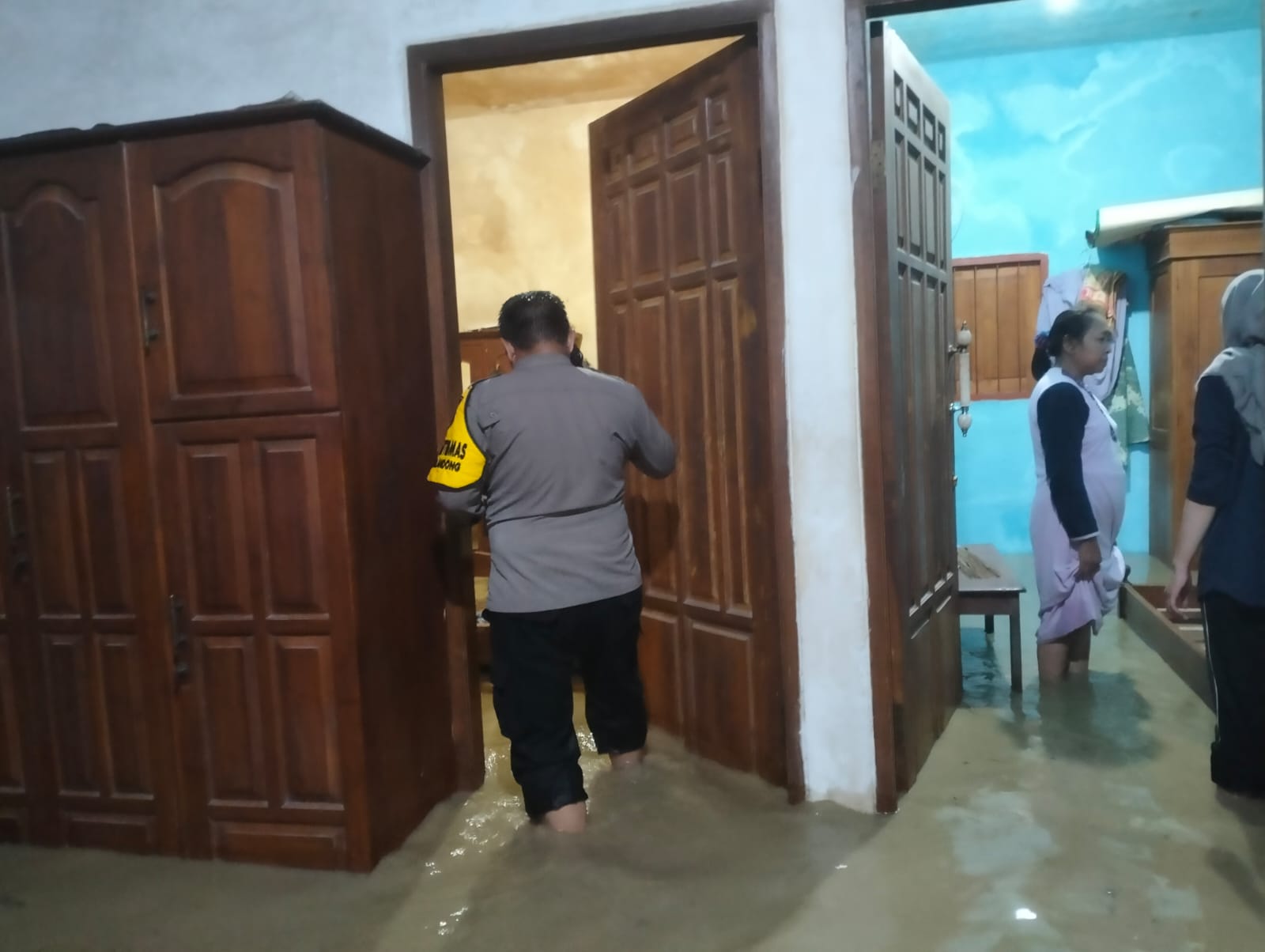 TERENDAM: Banjir luapan Kali Lamong di Dusun Brak, Desa Talunblandong, Kecamatan Dawarblandong, Kabupaten Mojokerto, Selasa (24/2) malam.