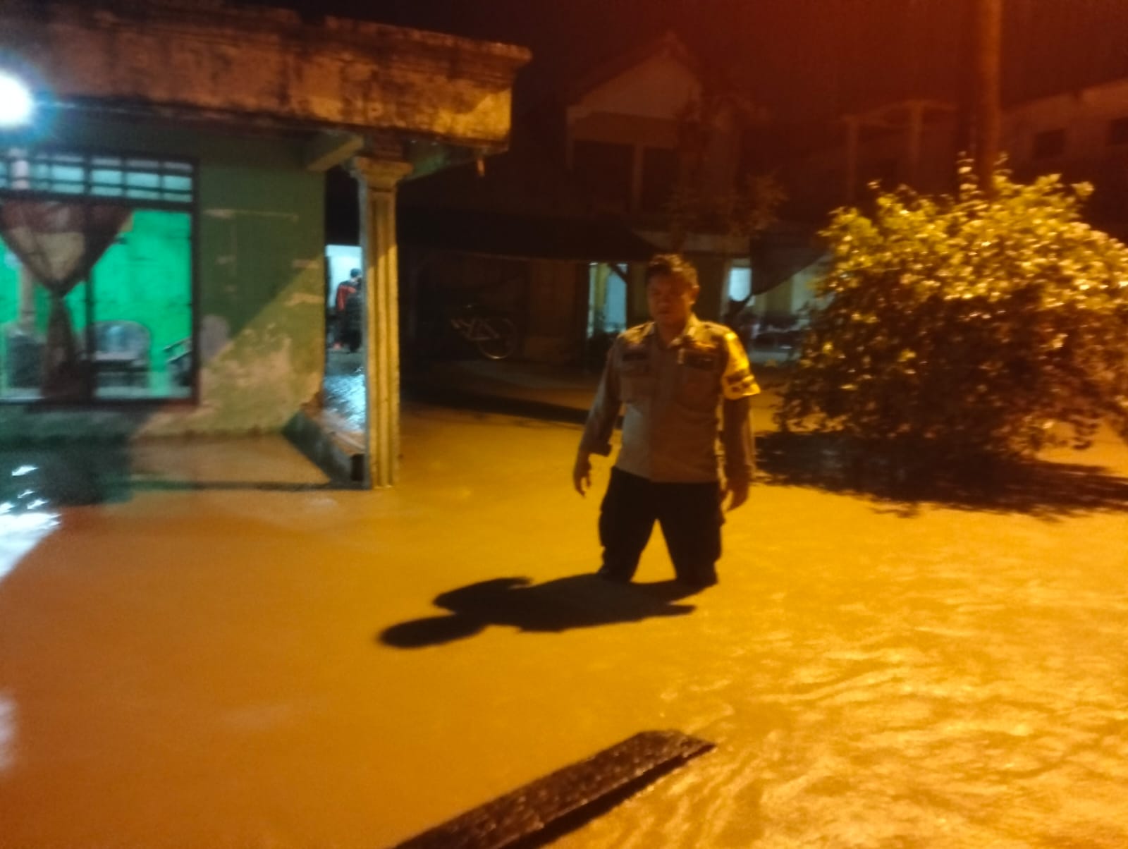 TERENDAM: Banjir luapan Kali Lamong di Dusun Brak, Desa Talunblandong, Kecamatan Dawarblandong, Kabupaten Mojokerto, Selasa (24/2) malam.