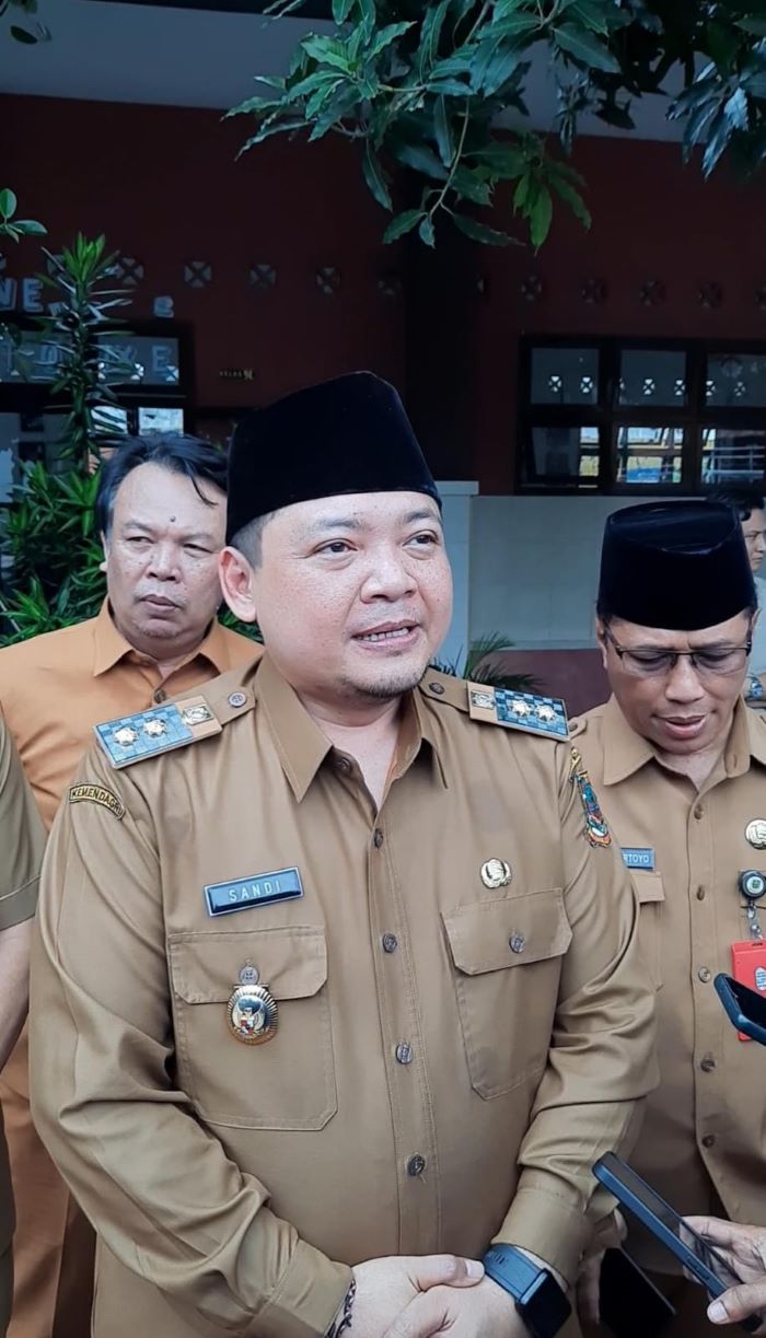 PERTAMA: Wakil Wali Kota Mojokerto Rachman Sidharta Arisandi saat menjalankan tugas perdananya di Pemkot Mojokerto usai dilantik di Istana Negara, 20 Februari lalu.