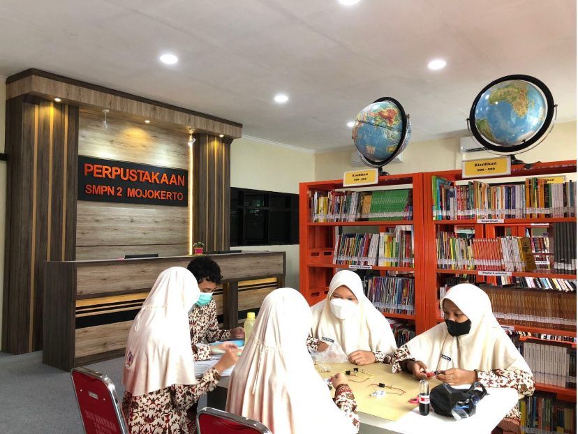 TERAKREDITASI: Perpustakaan SMPN 2 Mojokerto kerap menjadi jujukan literasi siswa.