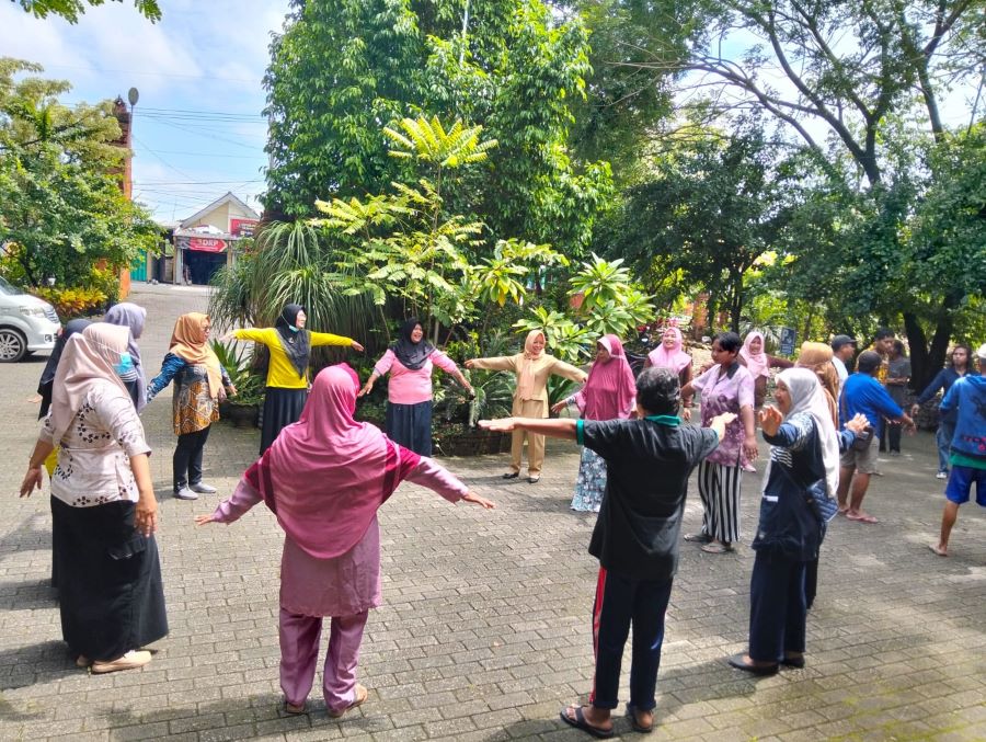 BERDAYA: Penderita gangguan mental diajak senam bersama petugas Posyandu Jiwa Puskesmas Kemlagi, di Balai Desa Mojokumpul, Kecamatan Kemlagi kemarin.