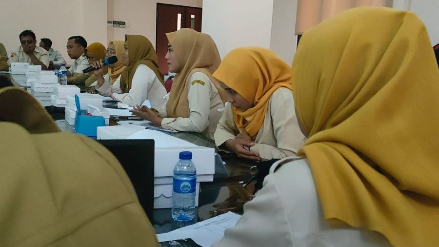 PRIHATIN: Salah satu honorer tak mampu menahan air mata saat audiensi bersama Komisi IV DPRD Kabupaten Mojokerto, Senin (24/2).