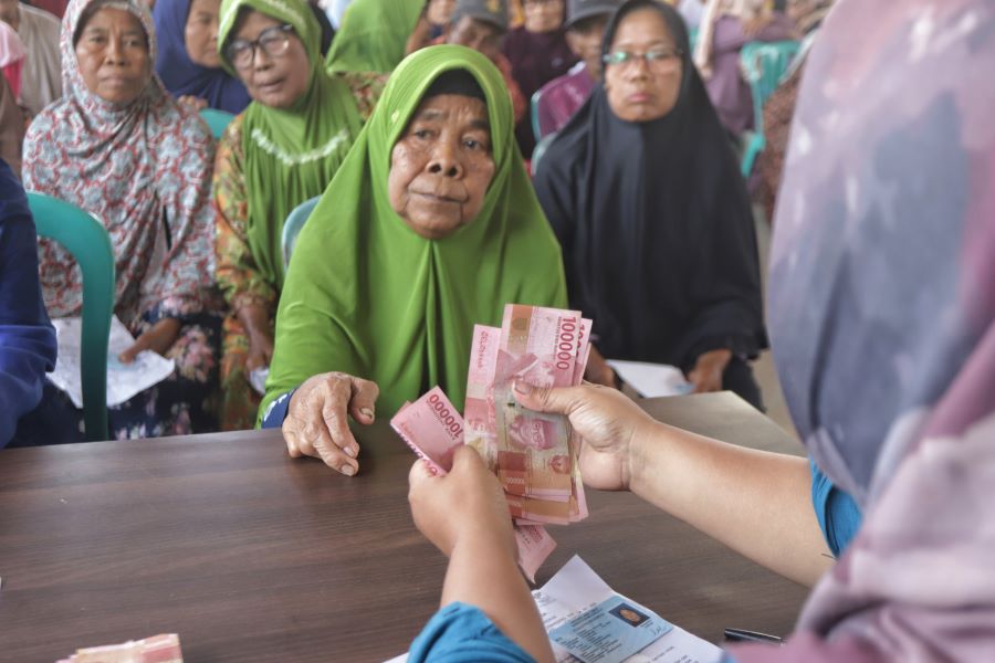 SEMRINGAH: Warga pra sejahtera sedang mengantre pengambilan bantuan sembako dan PKH kemarin.