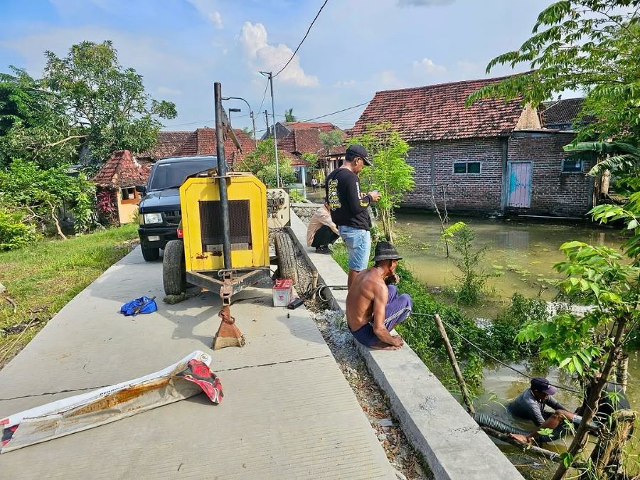 PENANGANAN: Petugas DPUPR Kabupaten Mojokerto menguji mesin pompa air di Dusun Balong, Desa Banyulegi, Kecamatan Dawarblandong, kemarin.