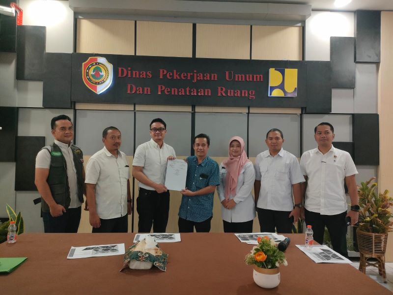 TEKEN KONTRAK: Kadis PUPR Rinaldi Rizal Sabirin bersama Kejari Mojokerto, Polres Mojokerto, dan Polres Mojokerto Kota memberikan arahan kepada pelaksana proyek saat penandatanganan kontrak di kantor.
